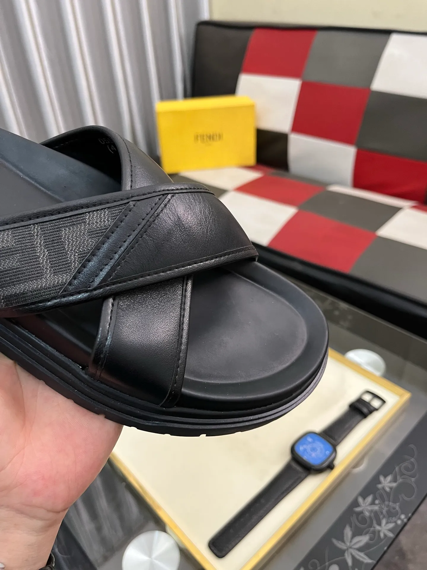 Men's men's shoes💰320⌚️⌚️FENDI Fendi slippers and sandals are shipped💄How can this summer be without the blessing of little monsters💄Original imported special hardware decorative pattern➕Original private model outsole! Details determine success or failure, good quality is not afraid of magnifying details! It feels super comfortable on your feet! This summer you need a pair of trendy, cool and comfortable sandals👣 Standard size: 38-443️⃣Colors available